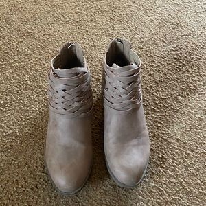 Maurice’s Tan Braided Booties. Size 8M.